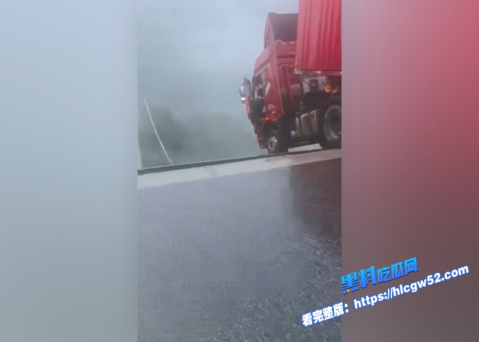 厦蓉高速(贵州三都段千秋大桥发生部分坍塌货车司机直接悬挂悬崖死里逃生 图8 厦蓉高速(贵州三都段千秋大桥发生部分坍塌货车司机直接悬挂悬崖死里逃生 图8