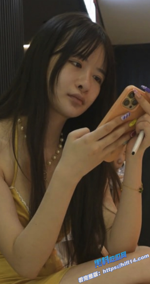 街头抄底偷拍！偷拍大神商场偷拍包臀裙美女 修长美腿血管可见 白色内裤拍的一清二楚！1