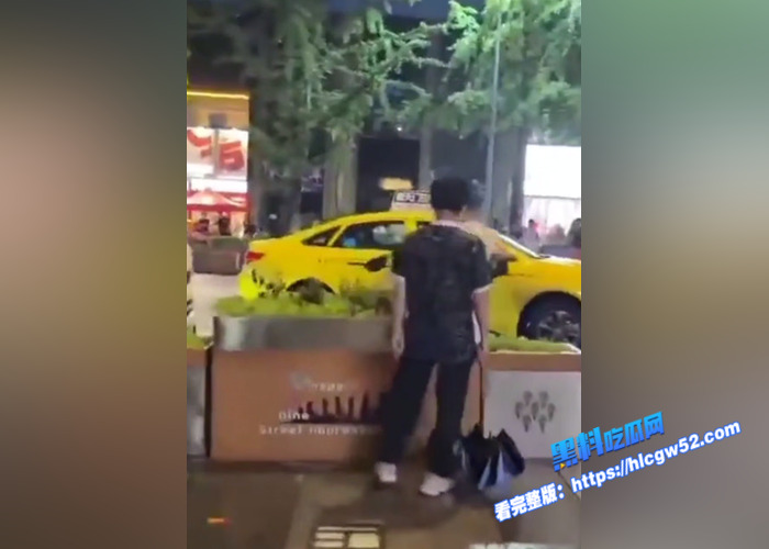 重庆路上起争执 疯狂出租车冲上人行道撞死人 吃瓜群众纷纷围观 现场视频流出8 重庆路上起争执 疯狂出租车冲上人行道撞死人 吃瓜群众纷纷围观 现场视频流出8