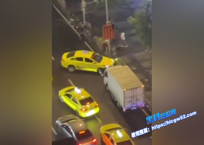 重庆路上起争执 疯狂出租车冲上人行道撞死人 吃瓜群众纷纷围观 现场视频流出9 重庆路上起争执 疯狂出租车冲上人行道撞死人 吃瓜群众纷纷围观 现场视频流出9