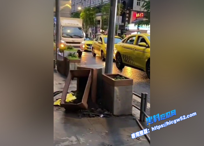 重庆路上起争执 疯狂出租车冲上人行道撞死人 吃瓜群众纷纷围观 现场视频流出10 重庆路上起争执 疯狂出租车冲上人行道撞死人 吃瓜群众纷纷围观 现场视频流出10