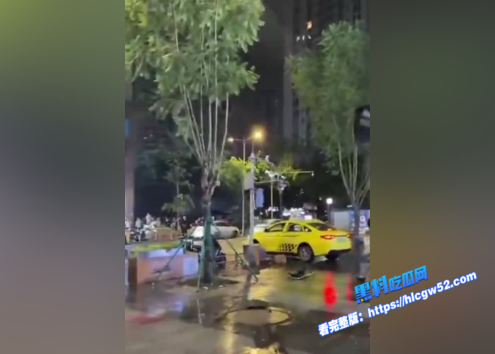 重庆路上起争执 疯狂出租车冲上人行道撞死人 吃瓜群众纷纷围观 现场视频流出1 重庆路上起争执 疯狂出租车冲上人行道撞死人 吃瓜群众纷纷围观 现场视频流出1