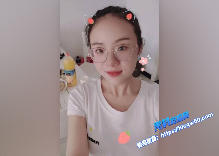 十个眼镜九个骚还有一个特别骚极品反差眼镜妹穿着jk和男友家中自拍小视频被男友大屌疯狂打桩淫叫不断 图1WH700x500px