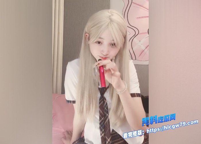 04年绝美颜值少女下海被金主爸爸爆操直播回放视频流出美脚足交舔嫩逼多体位抽插看的真是下体充血啊 图3