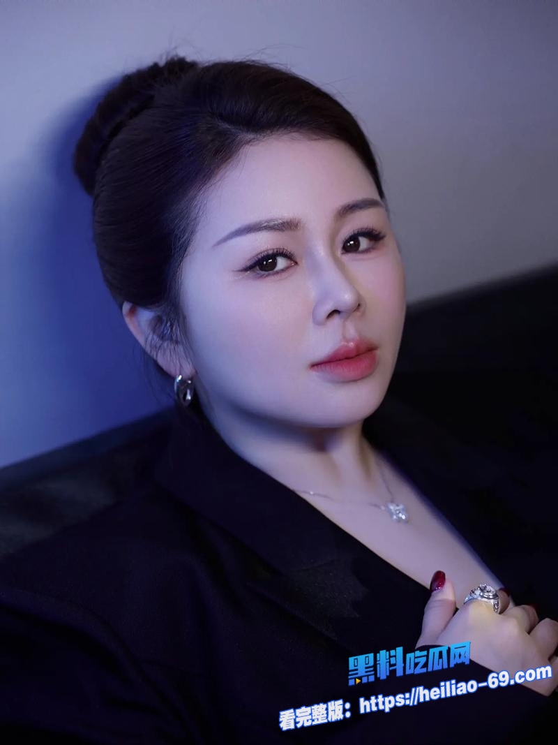 海角乱伦骚妈主动勾引亲儿子床上乱伦丰乳肥臀被大鸡巴操到腿软2 海角乱伦骚妈主动勾引亲儿子床上乱伦丰乳肥臀被大鸡巴操到腿软2