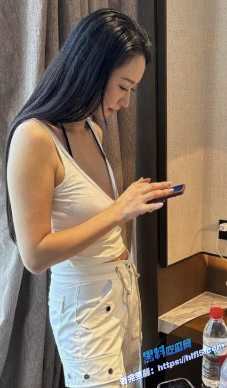 绝顶黑丝人妻 背着老公出去跟男人3P 像狗一样跪在地上服侍别的男人 纯纯婊子！1
