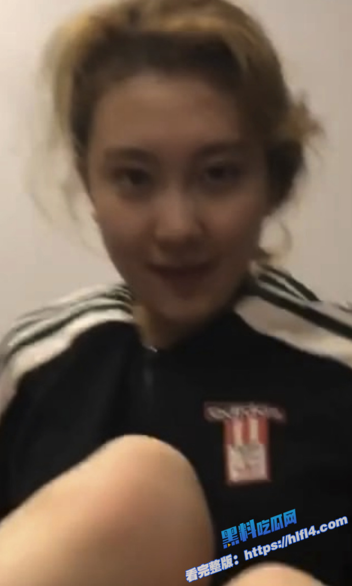 顶级身材高颜值美女 当狗视频被曝光 刮阴毛戴口球肛塞舔脚羞辱 极度反差！1