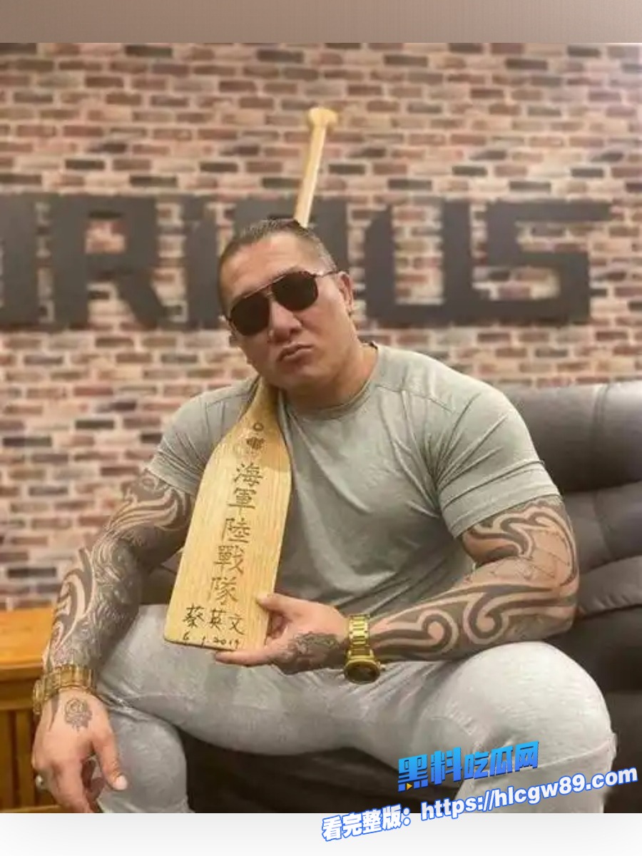 笑发财了大陆爆火的馆长因鸡儿太小和老婆做爱的时候8