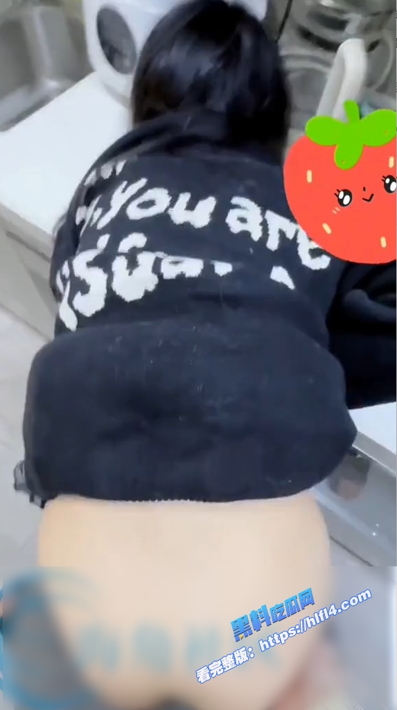 真实兄妹乱伦！妹妹在厨房和我爸打电话 趁机扯掉内裤 按在餐桌上狂操不敢出声！ 图4
