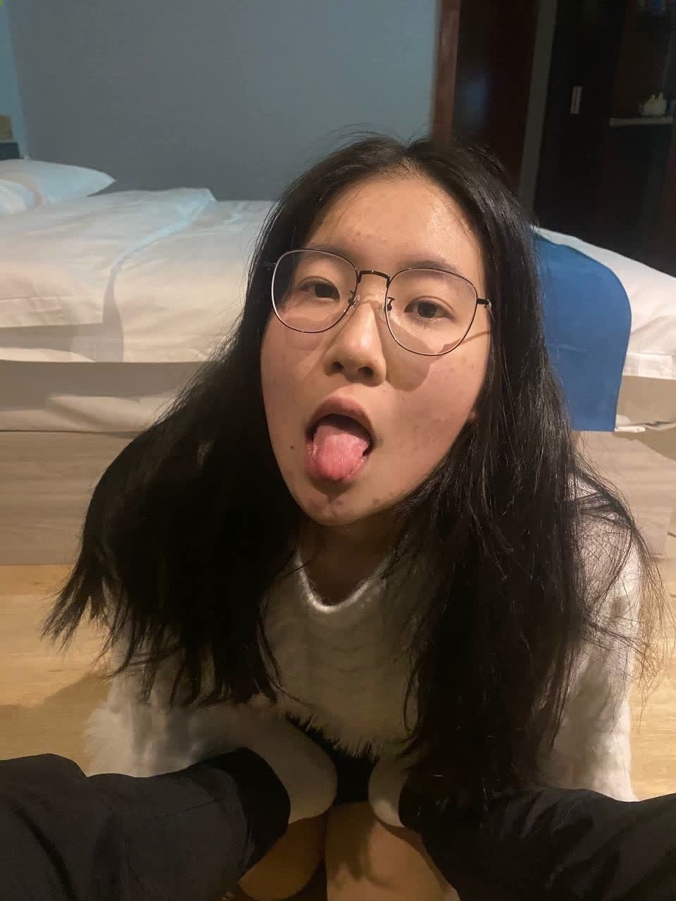 骚婊眼镜教师私拍泄密！别以为老师高贵 私下就是喝圣水的母狗！