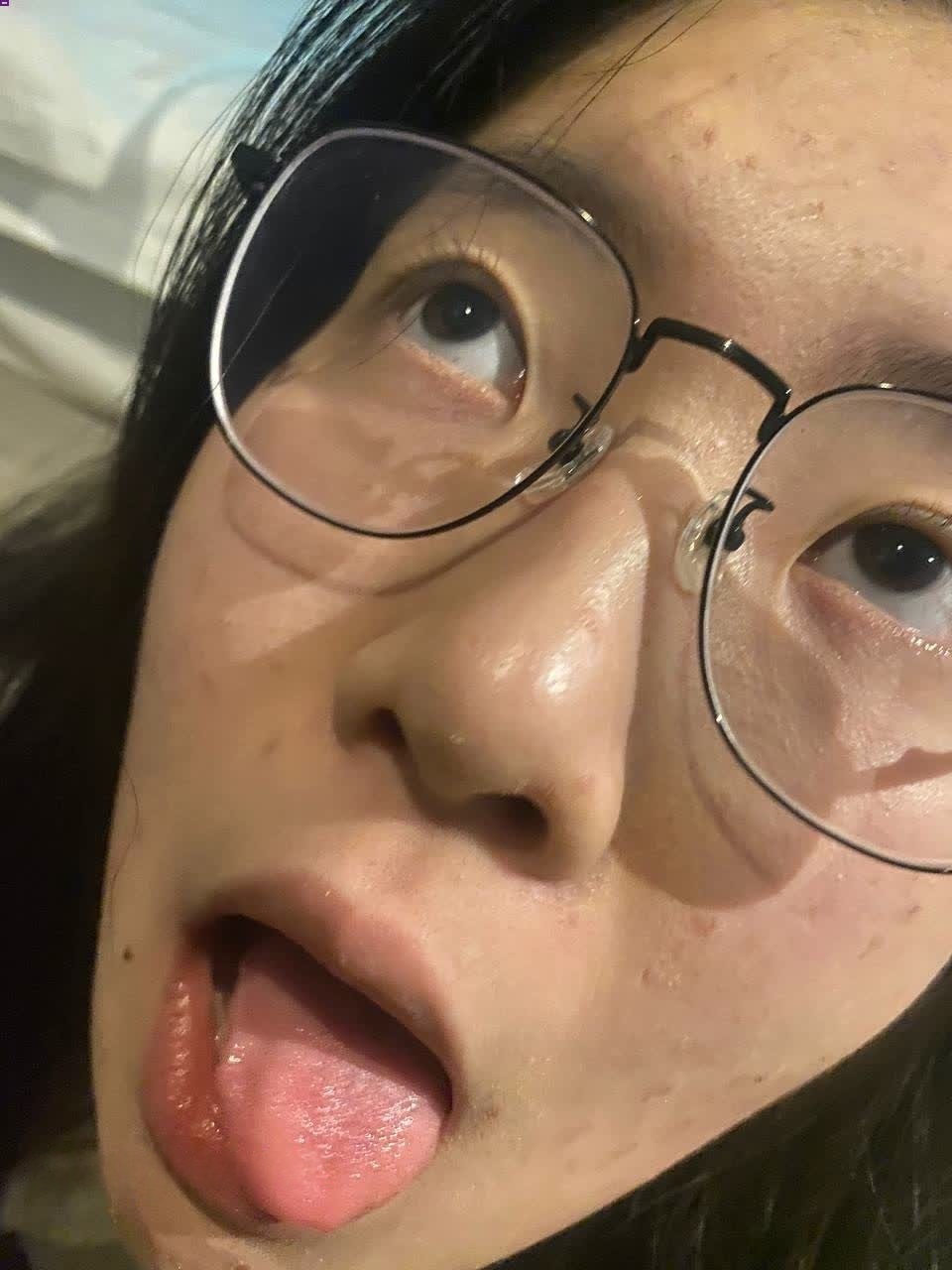 骚婊眼镜教师私拍泄密！别以为老师高贵 私下就是喝圣水的母狗！