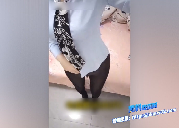 海角乱伦自幼丧父母亲守寡10年终于等到儿子长大成人肉棒发育良好黑丝骚货直接口含亲儿子肉棒贪婪吸允被儿子无套内射 图4