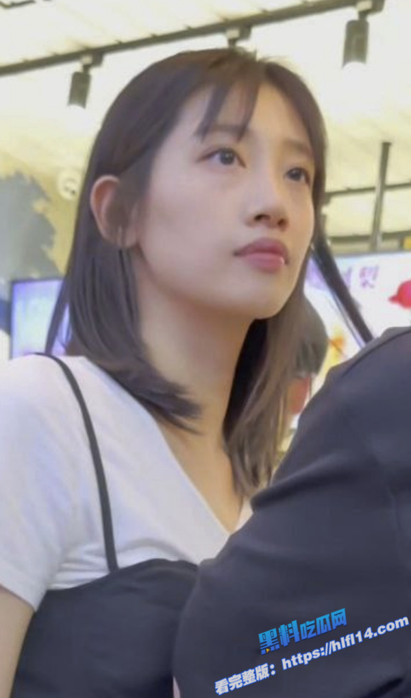 街头抄底偷拍！偷拍大神冒死抄底带男友逛街的美少妇 白色蕾丝内裤隐约可见丝丝阴毛！1