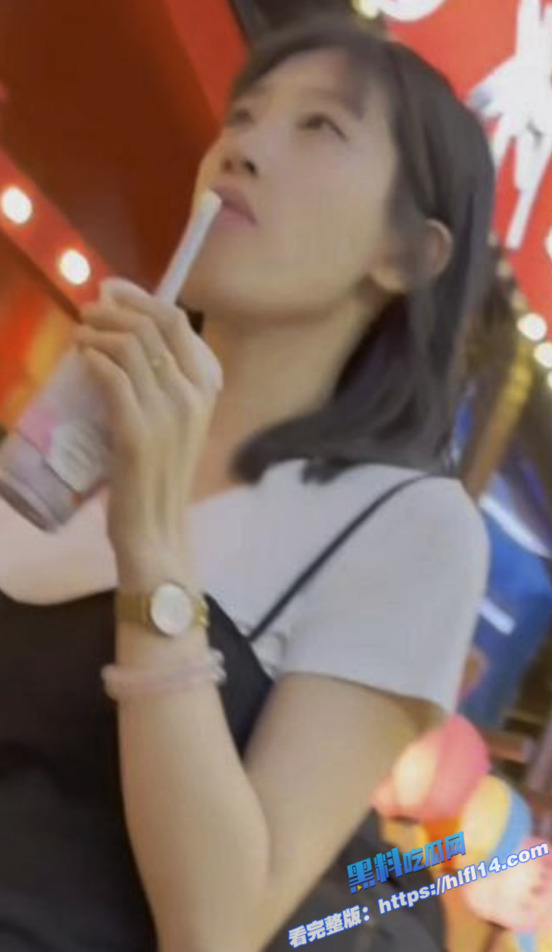 街头抄底偷拍！偷拍大神冒死抄底带男友逛街的美少妇 白色蕾丝内裤隐约可见丝丝阴毛！2