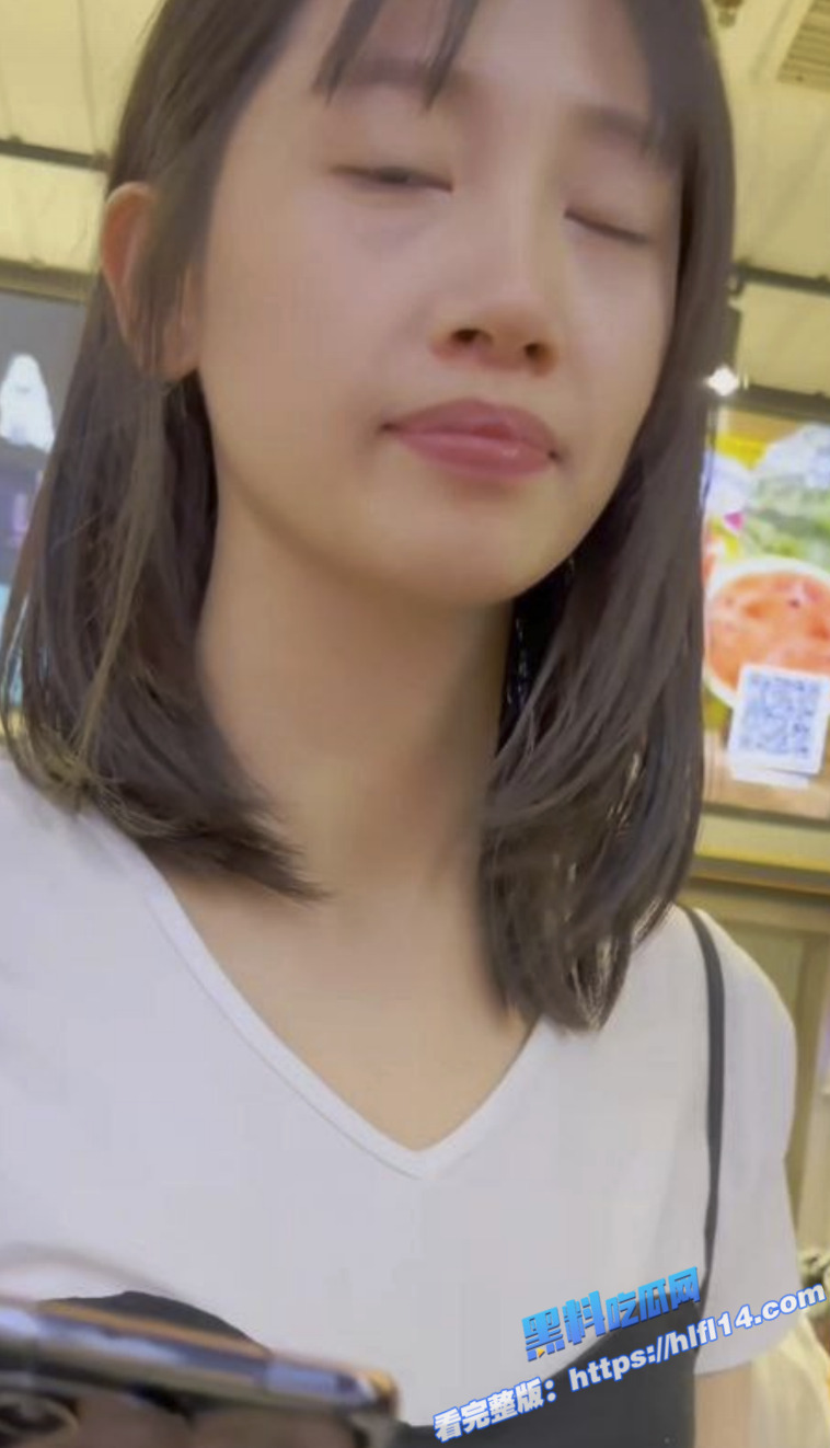 街头抄底偷拍！偷拍大神冒死抄底带男友逛街的美少妇 白色蕾丝内裤隐约可见丝丝阴毛！3