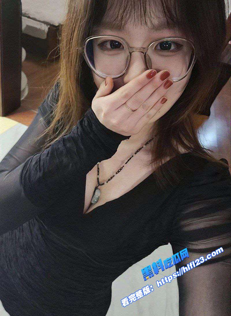 可爱大奶眼镜妹 兽医专业学妹 清纯反差 刚刚毕业就被拿下调教 跪地口交被射在小嘴里！ 图3