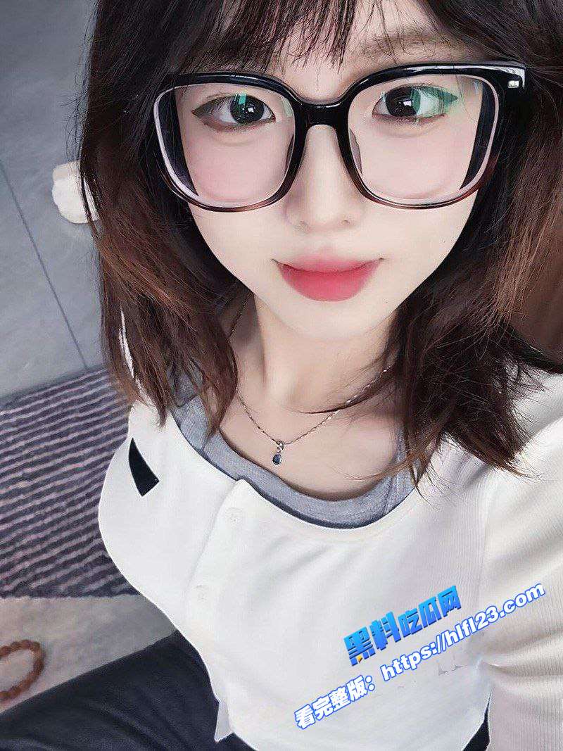 可爱大奶眼镜妹 兽医专业学妹 清纯反差 刚刚毕业就被拿下调教 跪地口交被射在小嘴里！ 图3