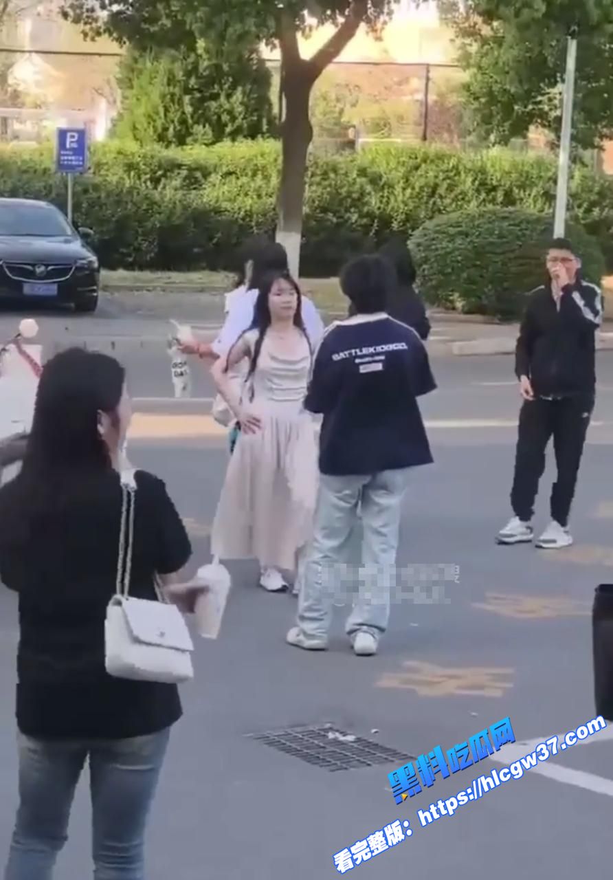 滁州学院渣男脚踏多条船 用女友的钱养别的女人 被女友发现在大庭广众之下怒扇耳光 现场多角度视频流出！图2