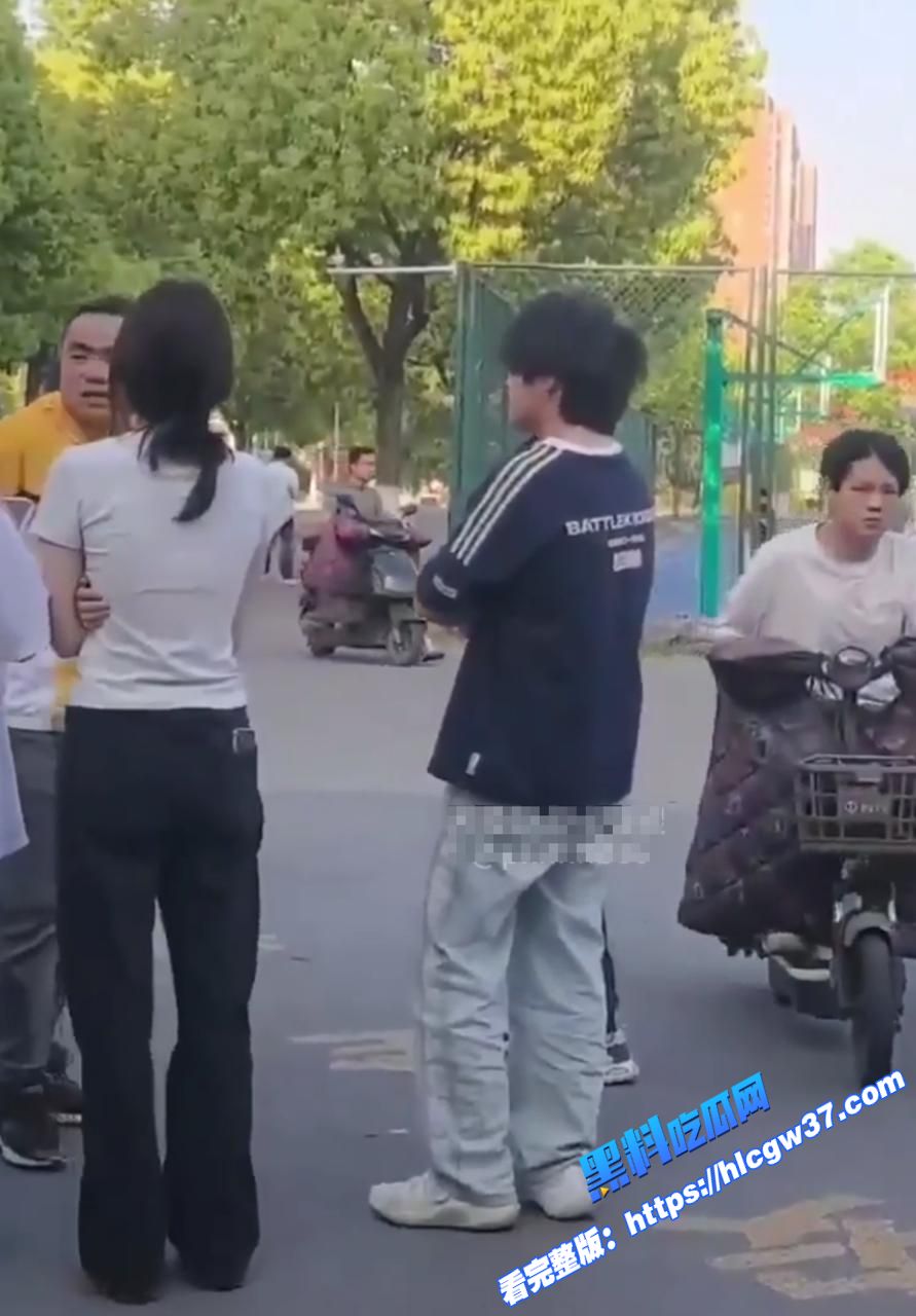 滁州学院渣男脚踏多条船 用女友的钱养别的女人 被女友发现在大庭广众之下怒扇耳光 现场多角度视频流出！图3