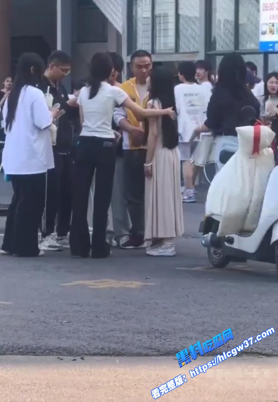 滁州学院渣男脚踏多条船 用女友的钱养别的女人 被女友发现在大庭广众之下怒扇耳光 现场多角度视频流出！图4