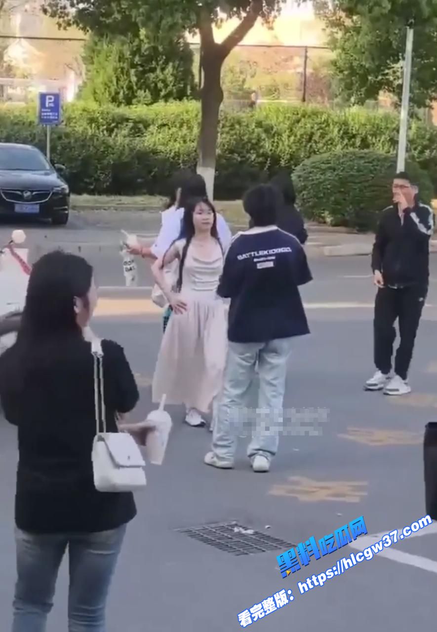 滁州学院渣男脚踏多条船 用女友的钱养别的女人 被女友发现在大庭广众之下怒扇耳光 现场多角度视频流出！图5