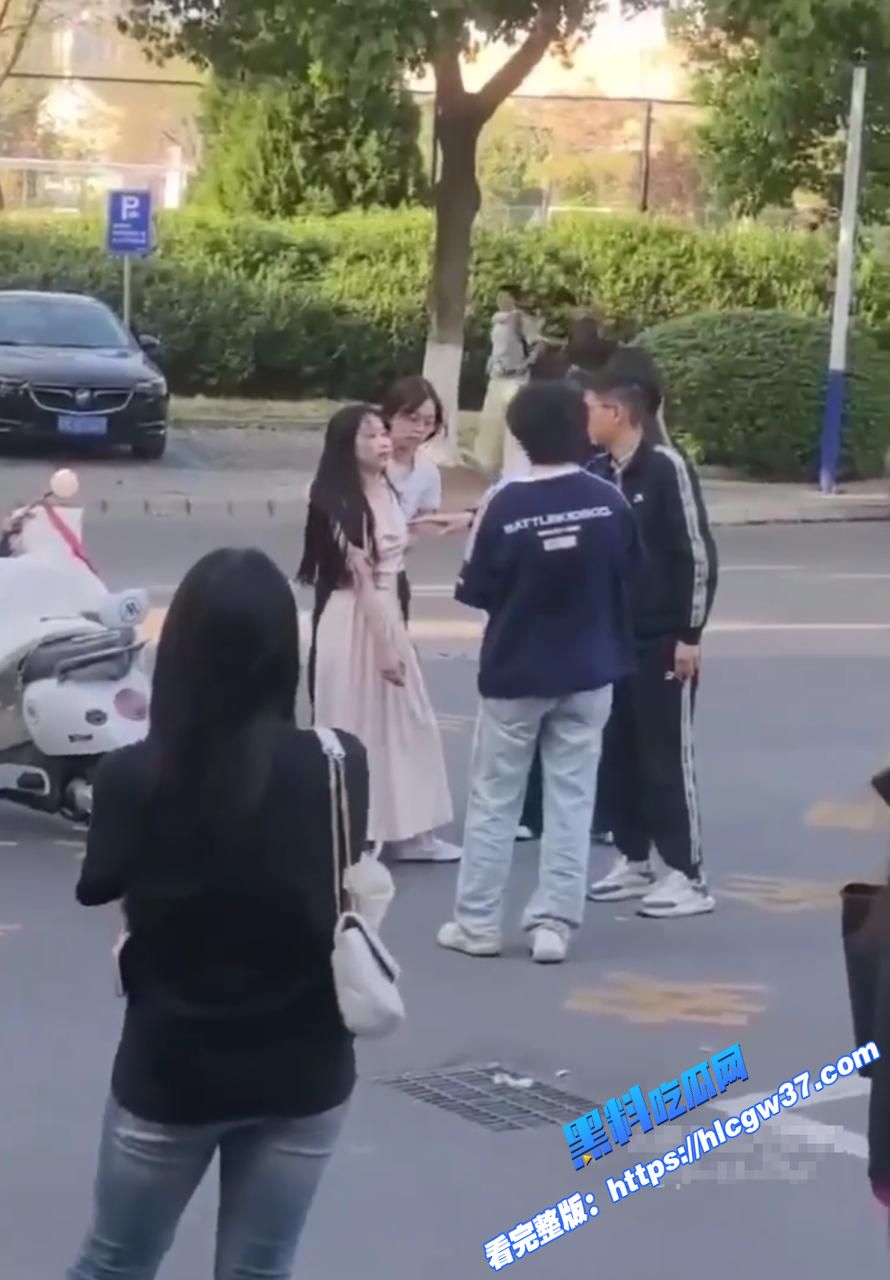 滁州学院渣男脚踏多条船 用女友的钱养别的女人 被女友发现在大庭广众之下怒扇耳光 现场多角度视频流出！图6