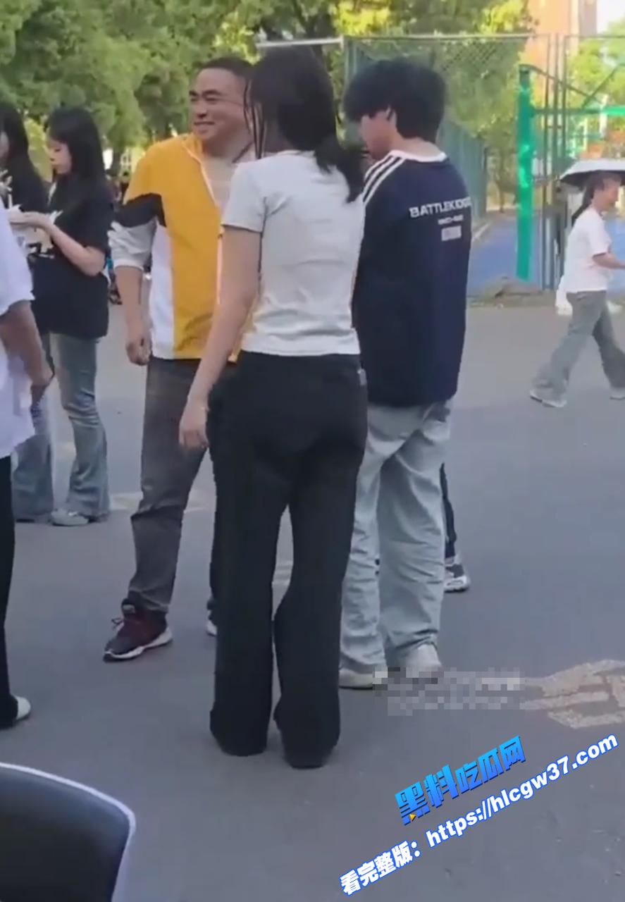 滁州学院渣男脚踏多条船 用女友的钱养别的女人 被女友发现在大庭广众之下怒扇耳光 现场多角度视频流出！图7