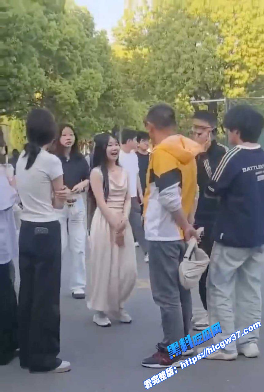 滁州学院渣男脚踏多条船 用女友的钱养别的女人 被女友发现在大庭广众之下怒扇耳光 现场多角度视频流出！图9