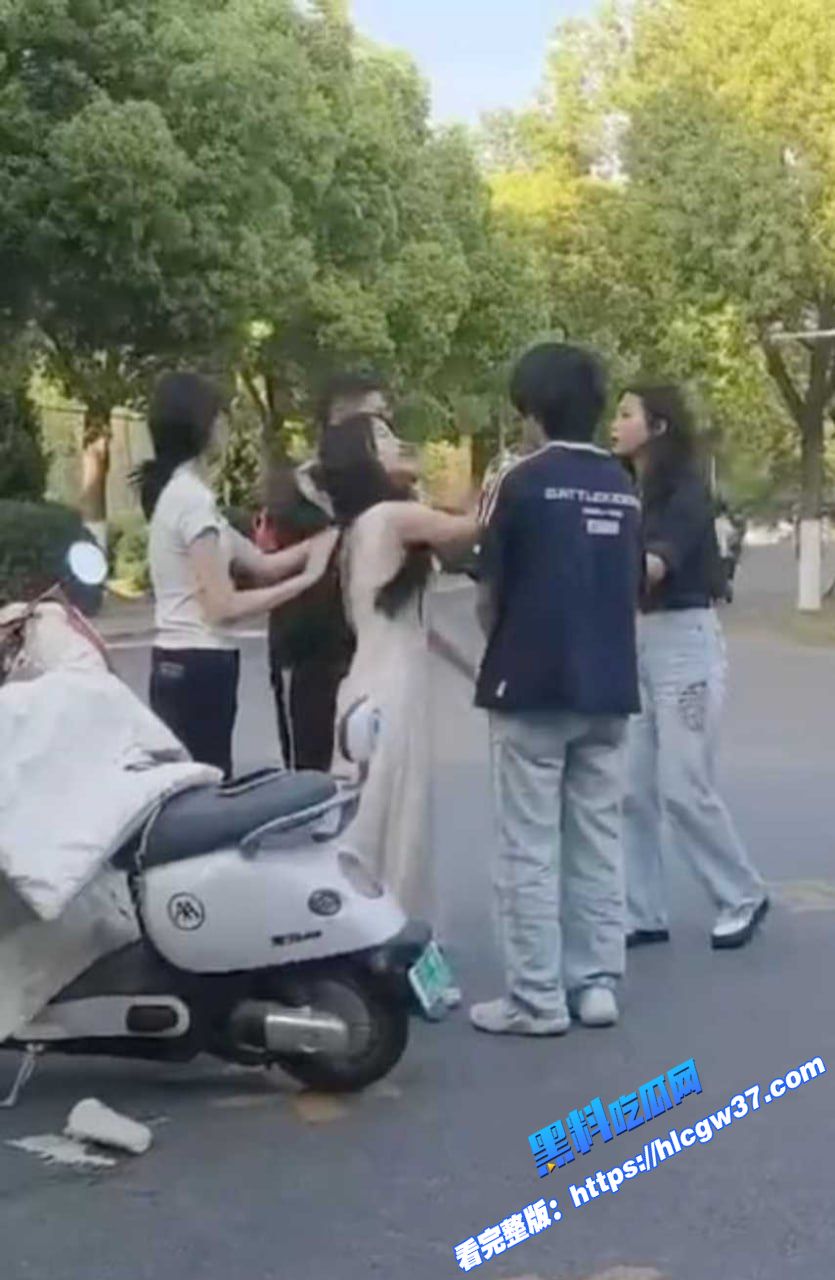 滁州学院渣男脚踏多条船 用女友的钱养别的女人 被女友发现在大庭广众之下怒扇耳光 现场多角度视频流出！图10