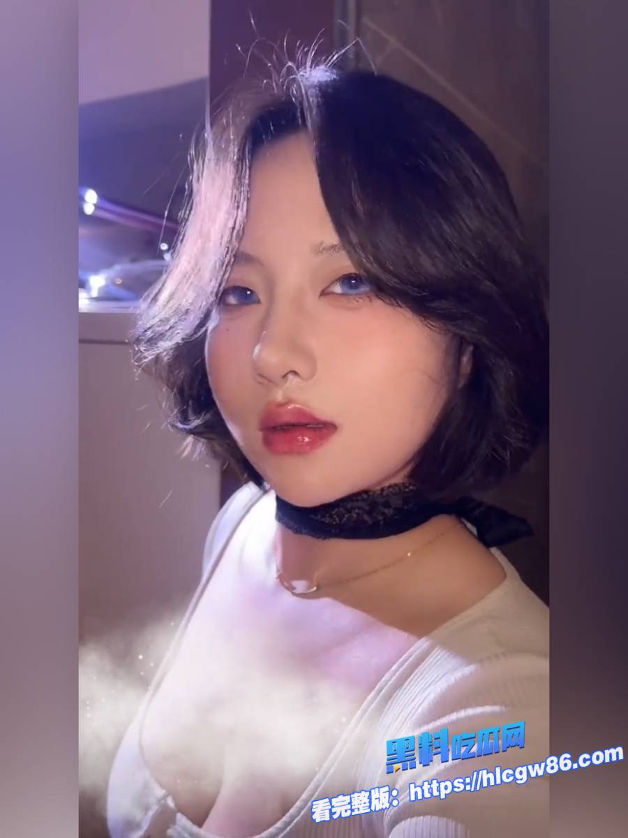 抖音14万粉丝萌妹一杯辣条私拍福利视频狂泄 2