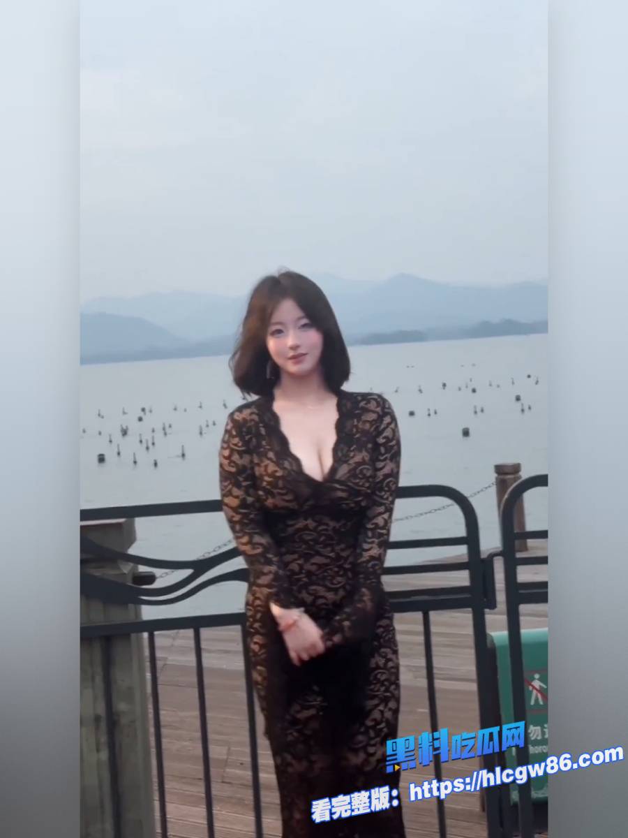 抖音14万粉丝萌妹一杯辣条私拍福利视频狂泄 4