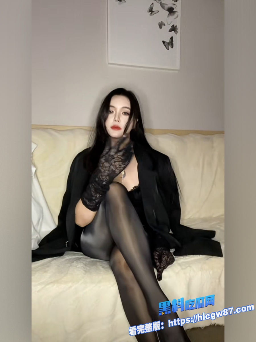 变态禽兽爹公厕强暴亲生女儿塞震蛋逼她逛街高潮喷水13 变态禽兽爹公厕强暴亲生女儿塞震蛋逼她逛街高潮喷水13