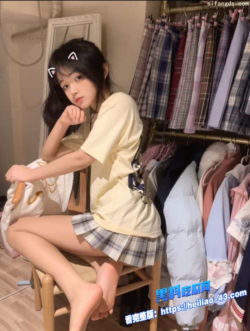 抖音网红虚岁石榴卖肉事件曝光极品反差婊身穿JK自慰骚穴被调教的彻底沦为土豪的专属母狗2