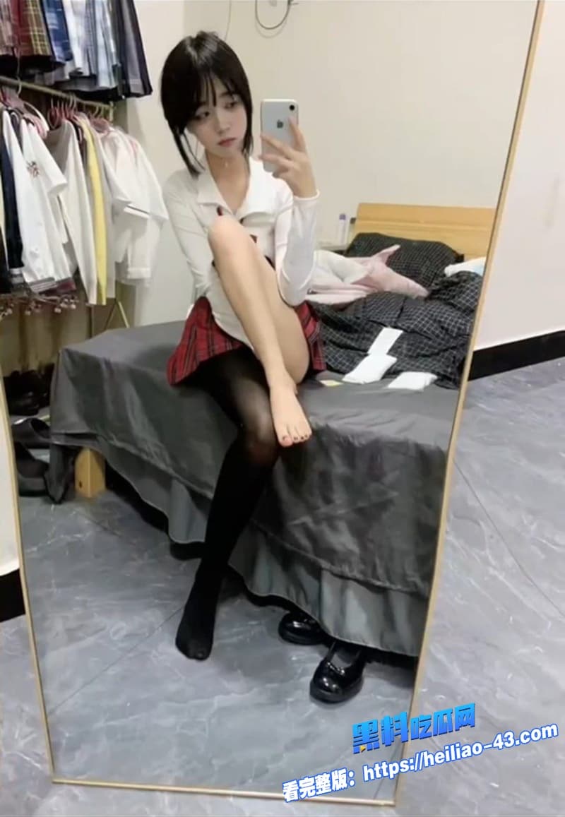 抖音网红虚岁石榴卖肉事件曝光极品反差婊身穿JK自慰骚穴被调教的彻底沦为土豪的专属母狗15