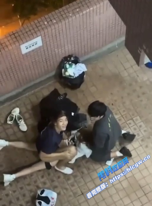 真实偷拍！香港屋苑平台3P性爱派对 女孩趴地上 前后夹击爽到停不下来！4