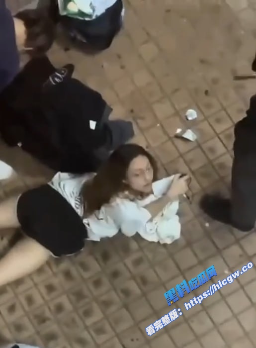真实偷拍！香港屋苑平台3P性爱派对 女孩趴地上 前后夹击爽到停不下来！5