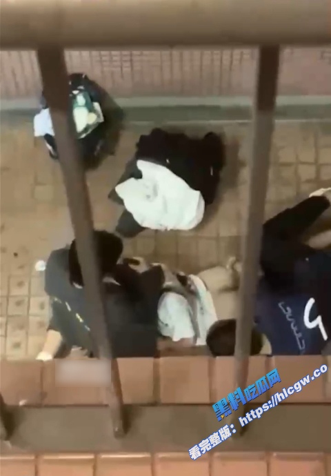 真实偷拍!香港屋苑平台3P性爱派对 女孩趴地上 前后夹击爽到停不下来!6 真实偷拍!香港屋苑平台3P性爱派对 女孩趴地上 前后夹击爽到停不下来!6