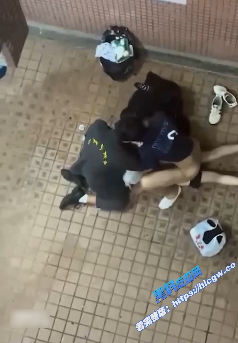 真实偷拍！香港屋苑平台3P性爱派对 女孩趴地上 前后夹击爽到停不下来！7