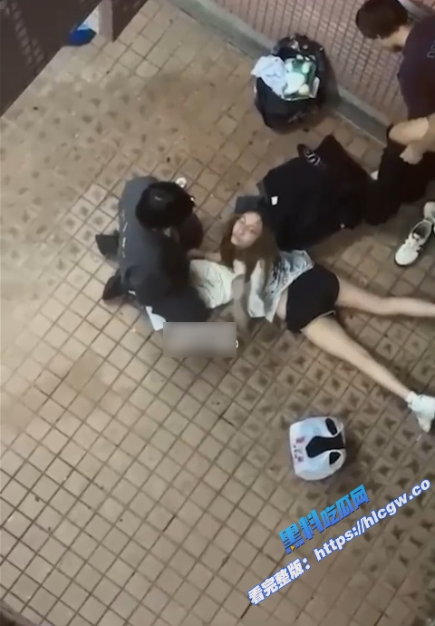 真实偷拍！香港屋苑平台3P性爱派对 女孩趴地上 前后夹击爽到停不下来！8
