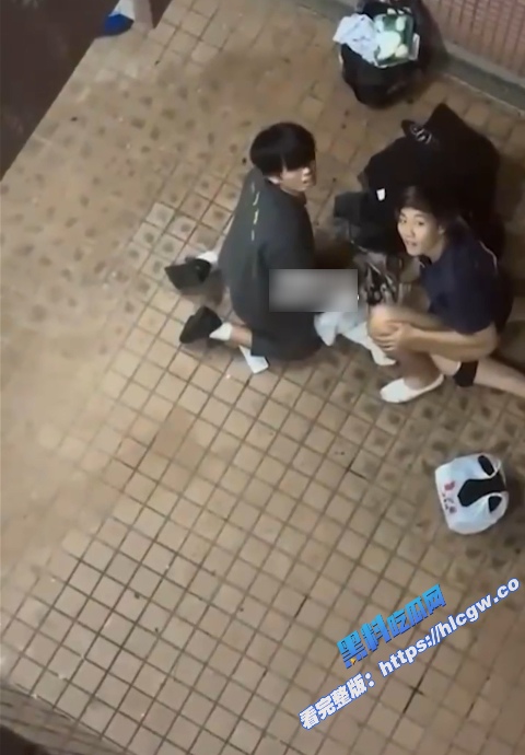 真实偷拍！香港屋苑平台3P性爱派对 女孩趴地上 前后夹击爽到停不下来！9