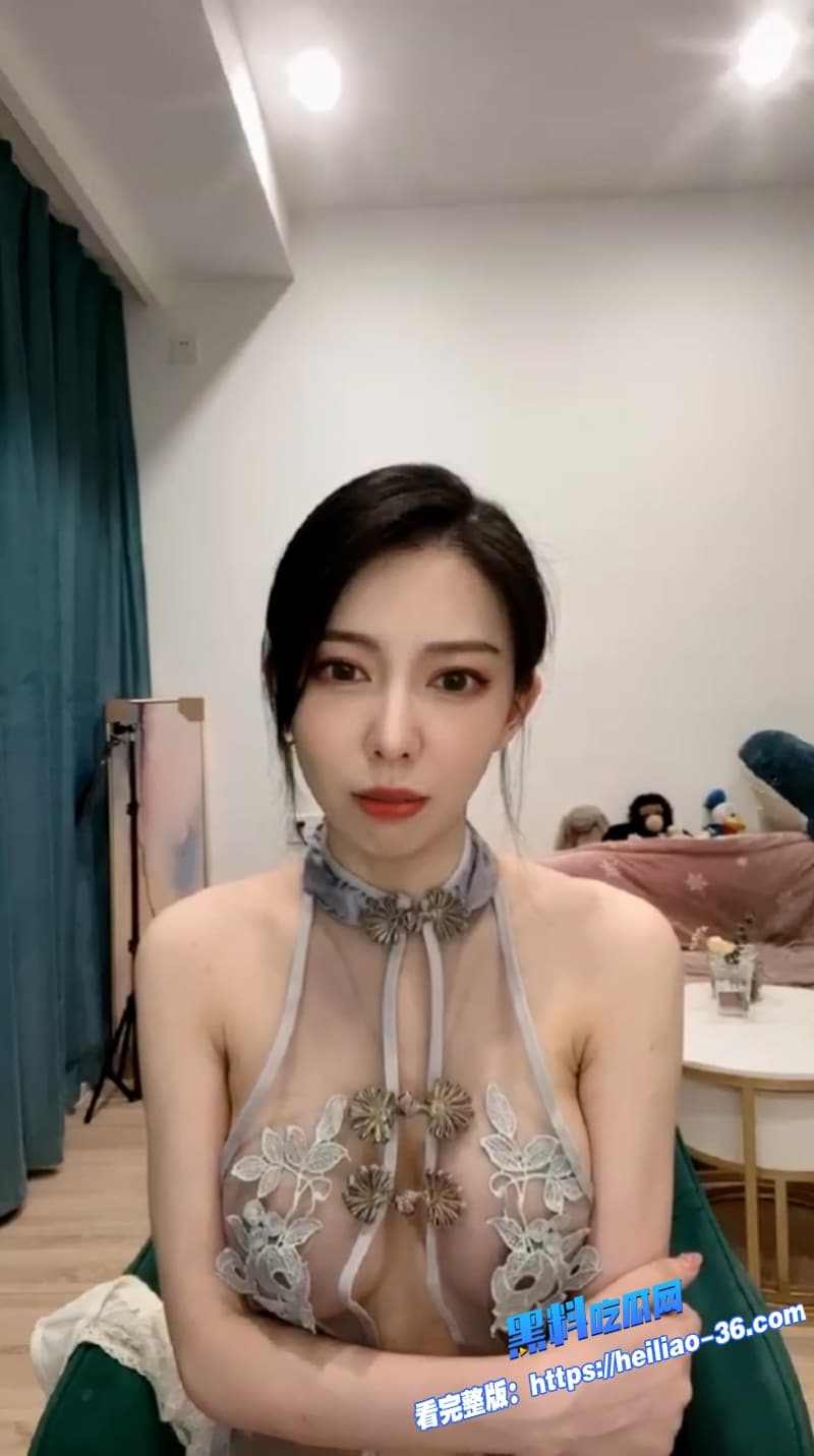 知聊艾斯裸聊直播间福利视频流出全透视情趣内衣脱奶罩内裤骚叫模拟后入被干2 知聊艾斯裸聊直播间福利视频流出全透视情趣内衣脱奶罩内裤骚叫模拟后入被干2