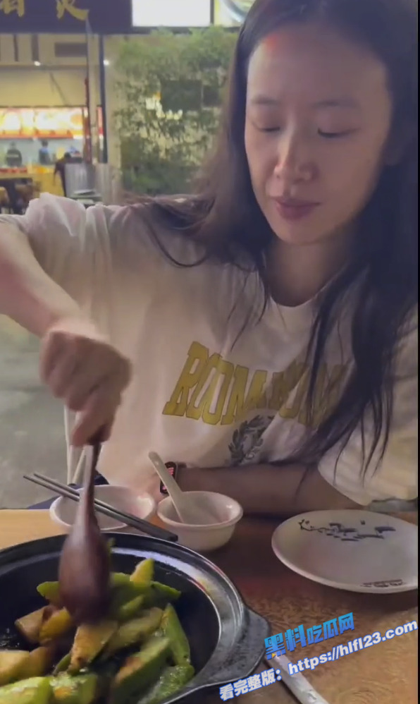 著名演员 李梦 私下大胆真空露点 抖音视频多次现凸点 胸前俩颗小葡萄十分显眼！8