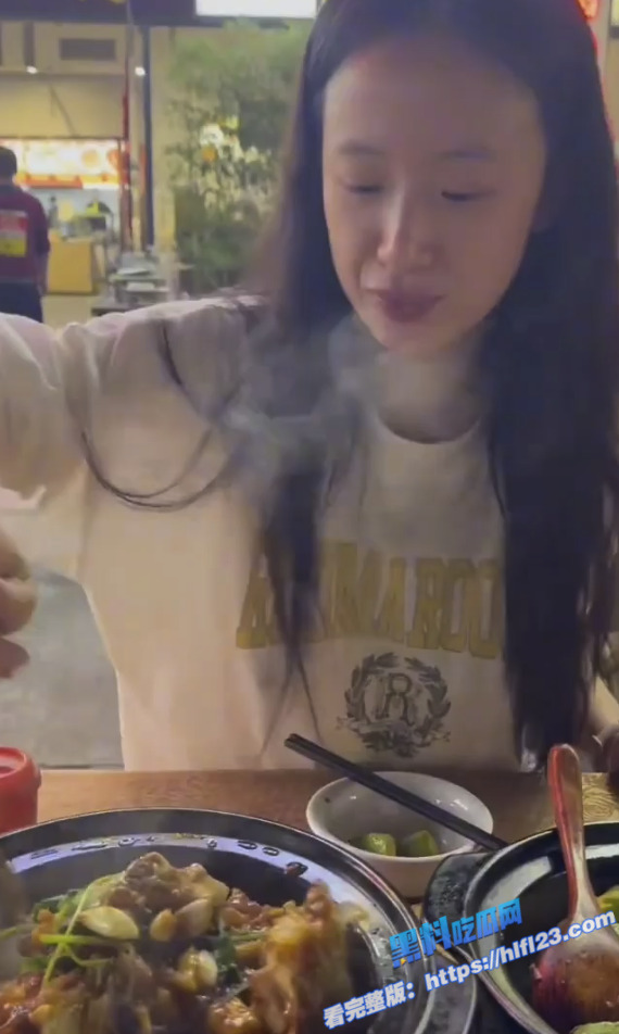 著名演员 李梦 私下大胆真空露点 抖音视频多次现凸点 胸前俩颗小葡萄十分显眼！9