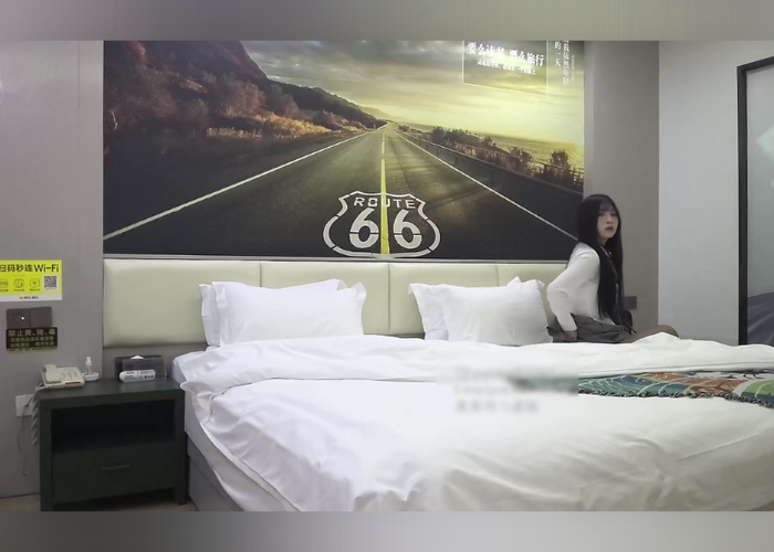 胖爷的奇妙之旅第10弹约炮大神300斤胖爷专攻05后白瘦美让各种嫩妹床上穿JK制服白袜丝袜暴力打桩1