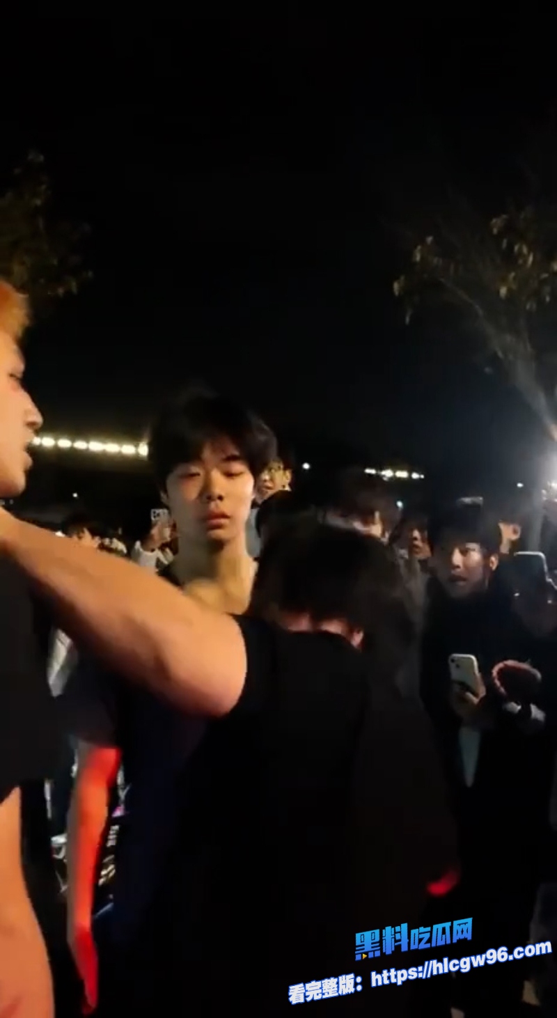 广西桂林c罗真男人为爱1v4大战精神小伙 9