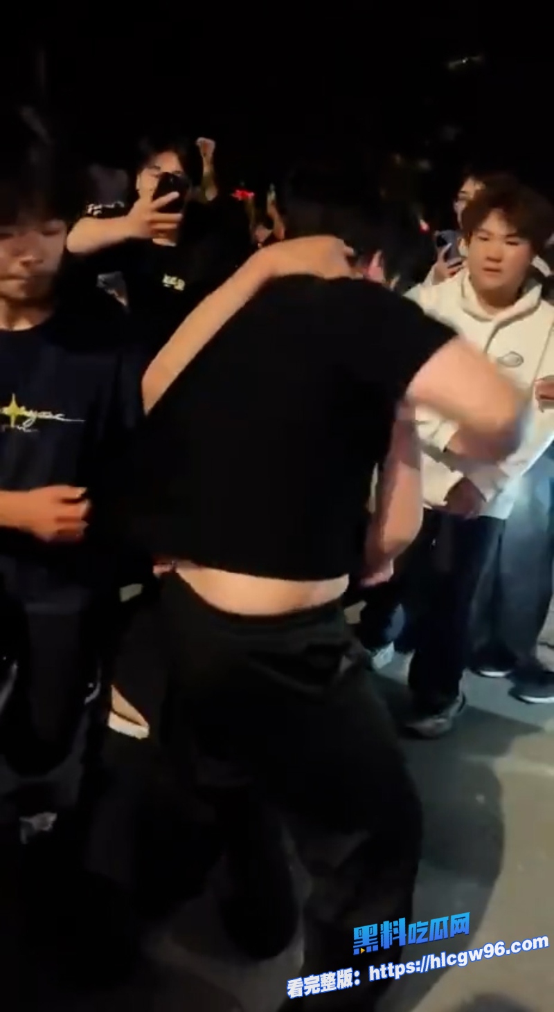 广西桂林c罗真男人为爱1v4大战精神小伙 11