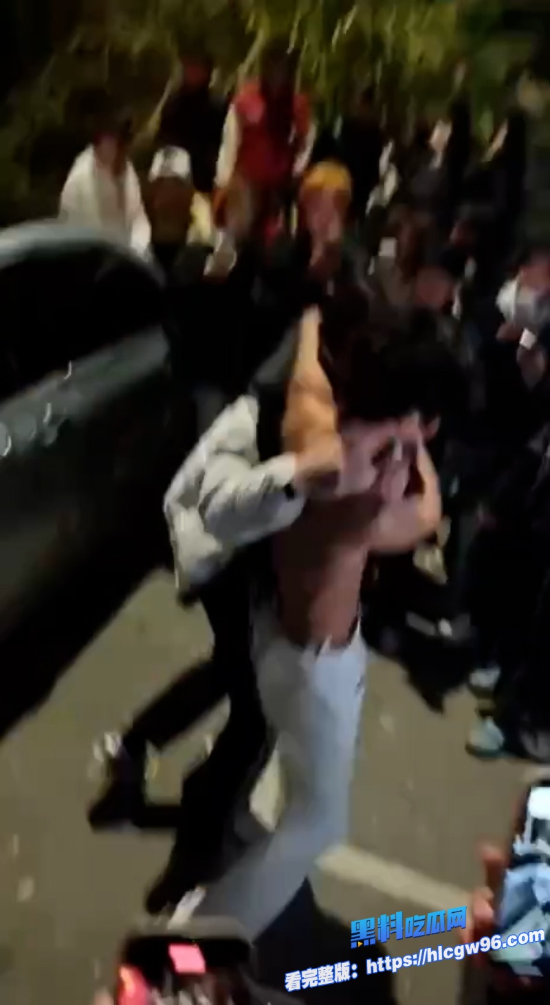 广西桂林c罗真男人为爱1v4大战精神小伙 12
