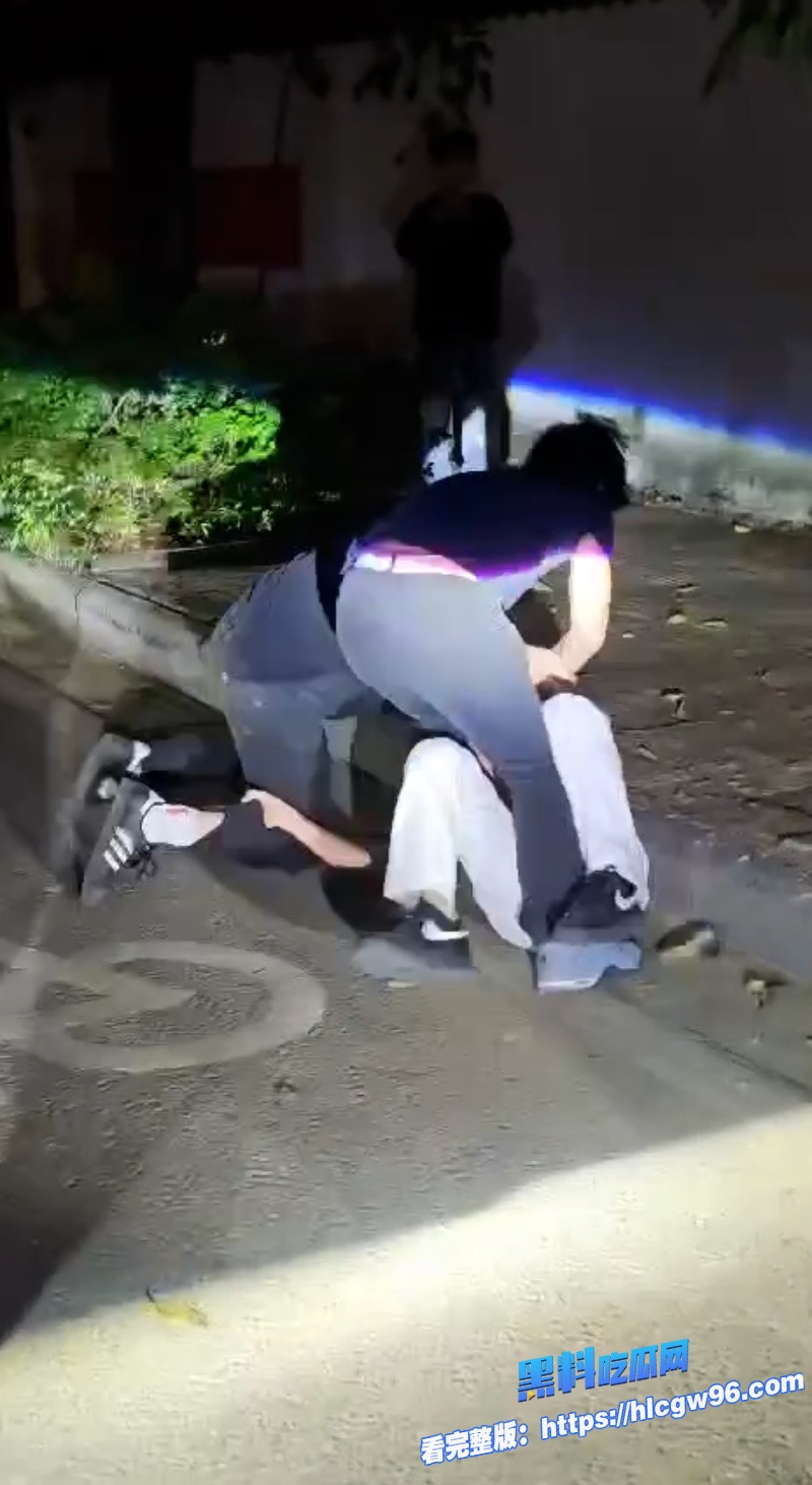 广西桂林c罗真男人为爱1v4大战精神小伙 13