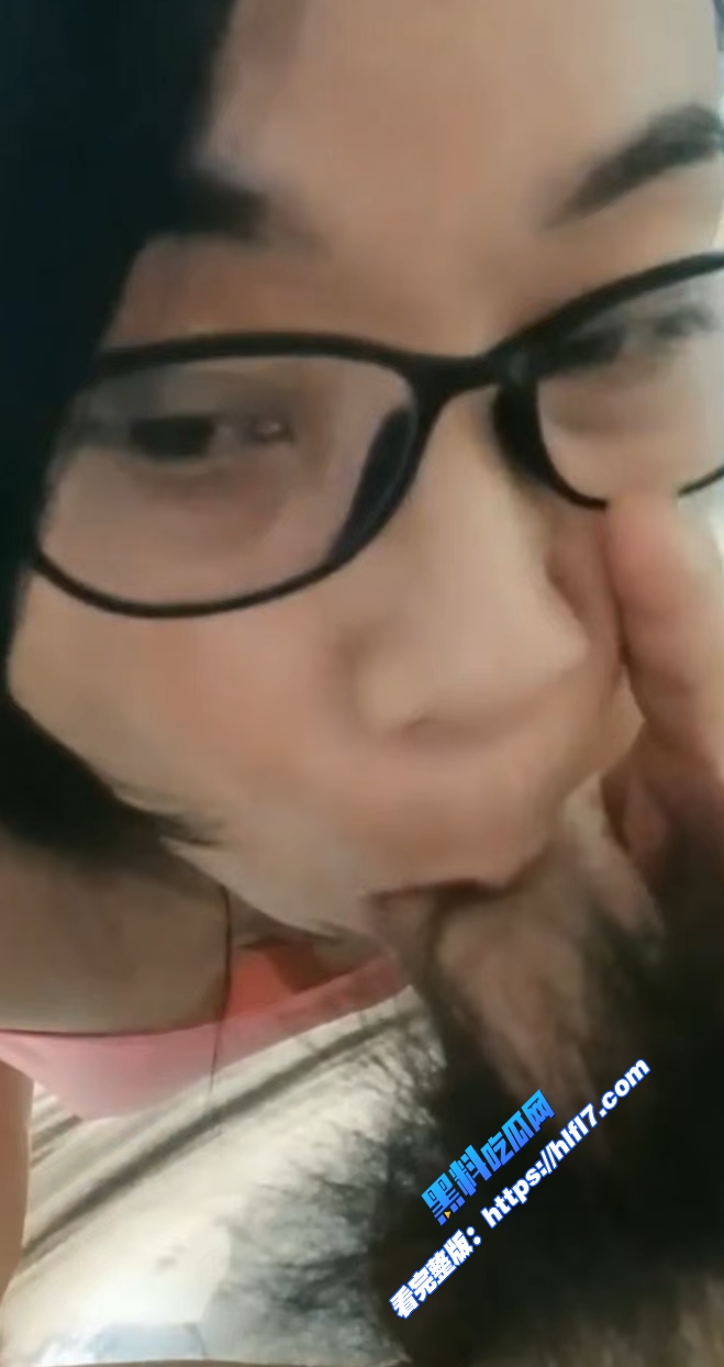 真实母子乱伦！反差眼镜阿姨 在家和19岁的儿子乱伦啪啪 穿着肉丝足交 无套内射蝴蝶逼！ 图1