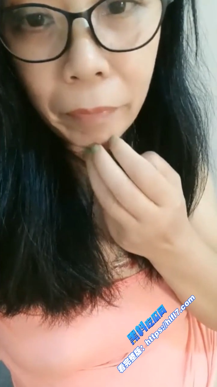 真实母子乱伦!反差眼镜阿姨 在家和19岁的儿子乱伦啪啪 穿着肉丝足交 无套内射蝴蝶逼! 图4 真实母子乱伦!反差眼镜阿姨 在家和19岁的儿子乱伦啪啪 穿着肉丝足交 无套内射蝴蝶逼! 图4